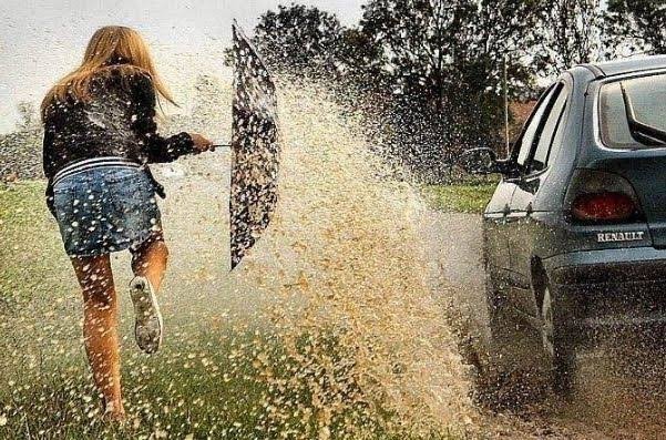 Em dias chuvosos, é fundamental que os motoristas redobrem a atenção ao dirigir, considerando a segurança dos pedestres. Poucos sabem que molhar pedestres em dias de chuva pode resultar em multa alta e pontos na carteira, conforme o Código de Trânsito Brasileiro (CTB). Neste artigo, vamos detalhar as consequências dessa infração, o que diz a lei, como evitar multas e como os pedestres podem denunciar os motoristas. Além disso, abordaremos outras infrações mais graves, de acordo com o CTB, que também podem resultar em pesadas multas.