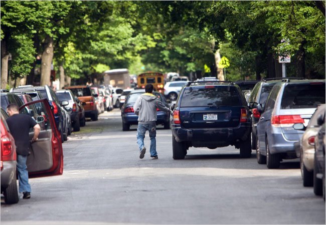 Estacionar veículo ao lado de outro carro: O estacionamento em fila dupla é uma infração de trânsito