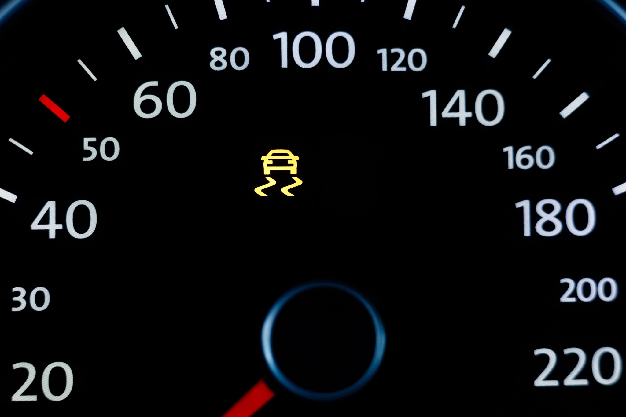 shutterstock luz do controle de tracao acesa no painel de um carro